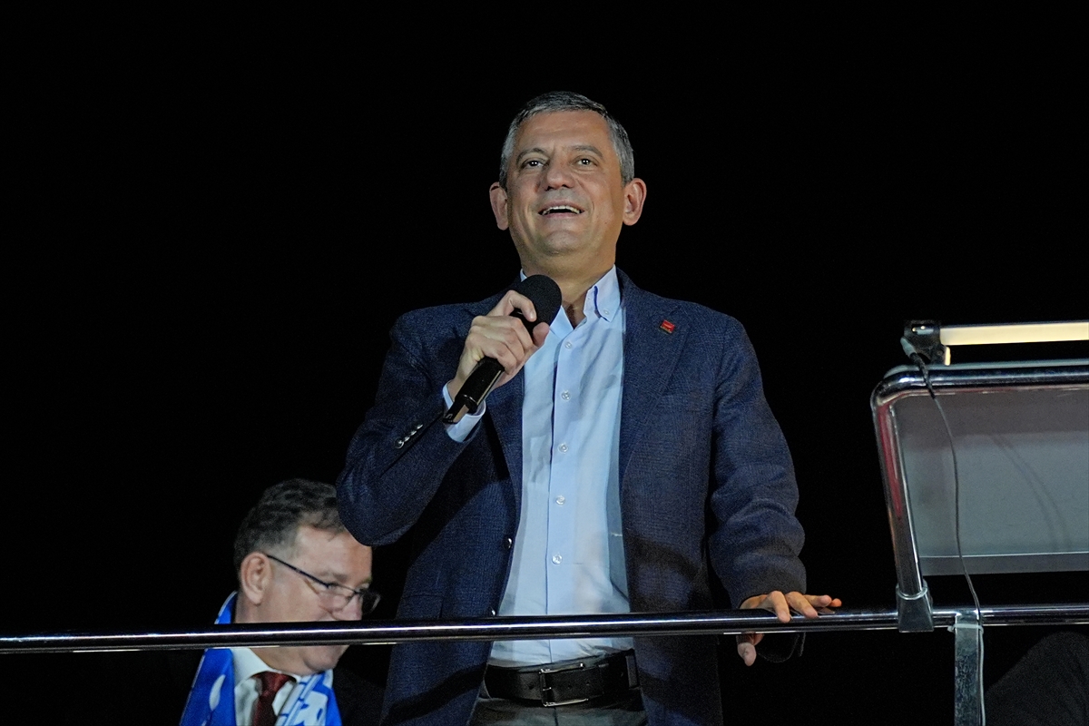 CHP Lideri Özgür Özel Sarıyer'de Coşkulu Bir Kalabalığa Seslendi