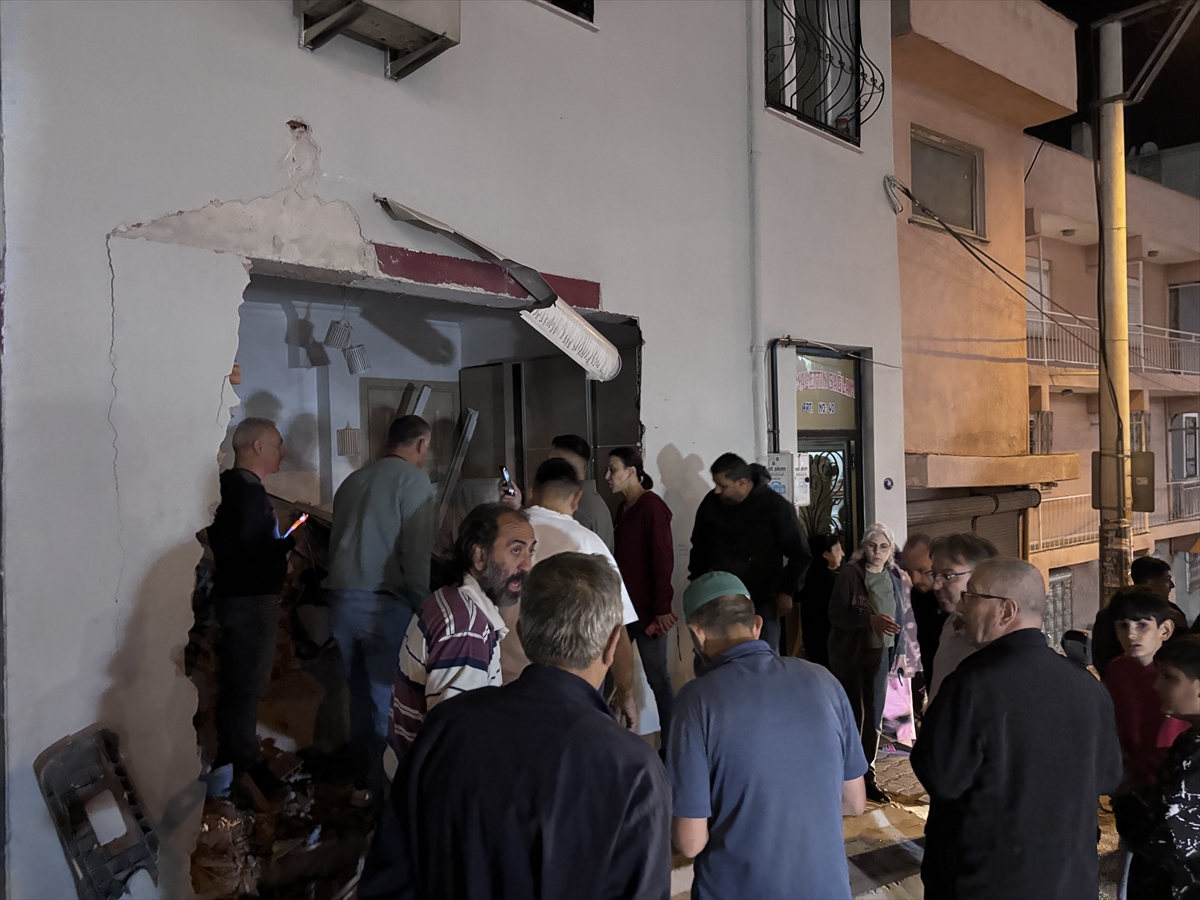 İzmir'de Dehşet Anları Freni Boşalan Kamyon Eve Çarptı