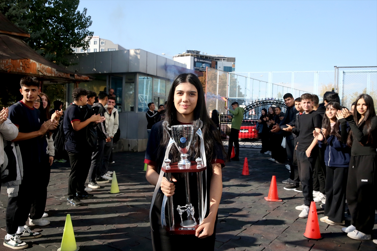 Kick Boksta Dünya Şampiyonu Genç Elif Ceren'e Unutulmaz Karşılama