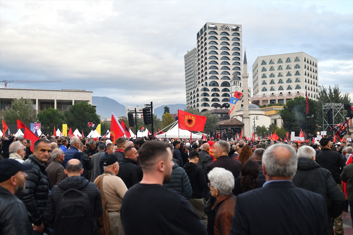 Lahey'de yargılanan Kosovalı komutanlar için Tiran'da dikkat çeken gösteri