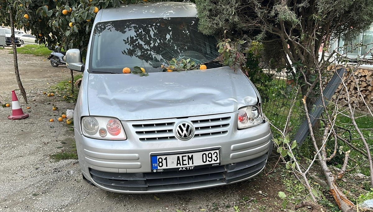 Düzce'deki korkunç kazada hafif ticari araç durakta bekleyenlere çarptı