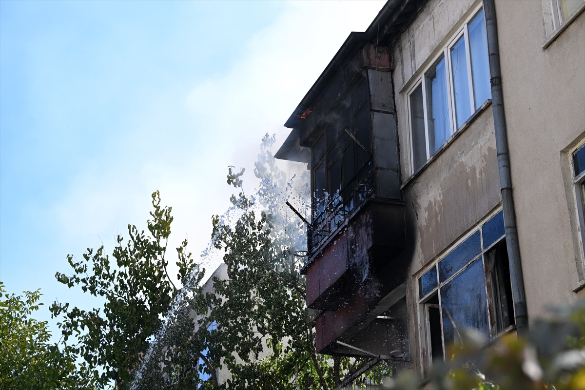 Kayseri'de Yangın Panik Yarattı: İki Katlı Binada Hasar Meydana Geldi