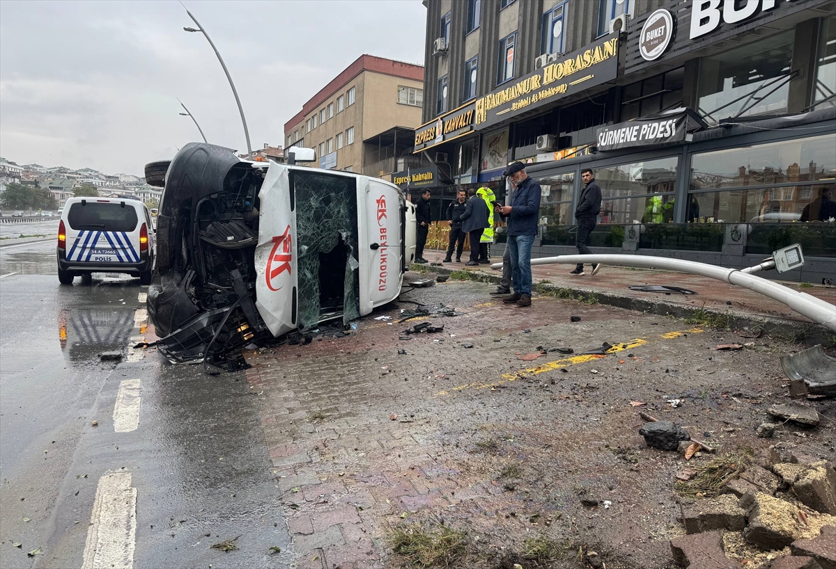 Büyükçekmece'de Feci Kaza: Devrilen Minibüs ve Detaylar