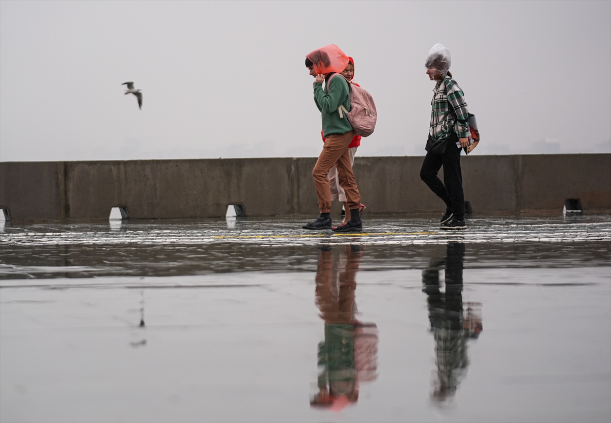 İzmir'de Sağanak Yağış Hayatı Felç Etti