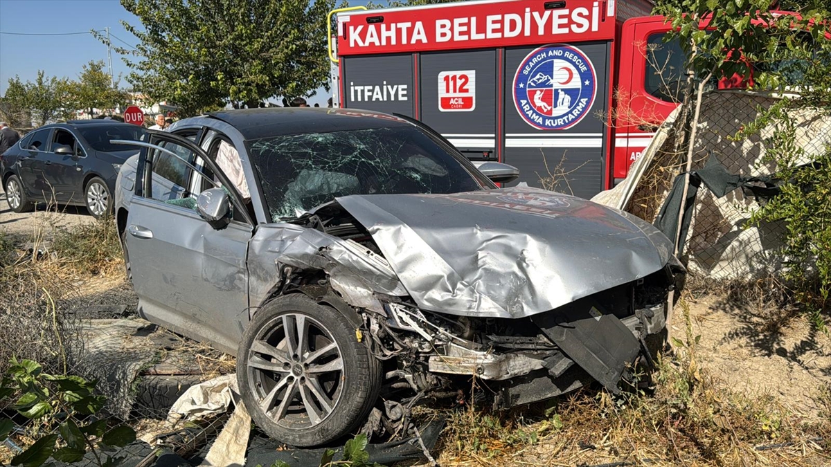 Adıyaman'daki kazada ambulans ve otomobil çarpıştı 8 kişi hastaneye kaldırıldı