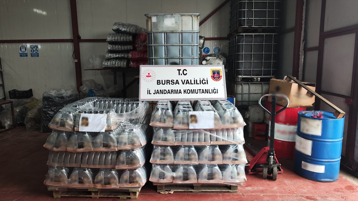 Bursa'da Jandarmadan Büyük Baskın: Binlerce Litre Kaçak Yağ Ele Geçirildi