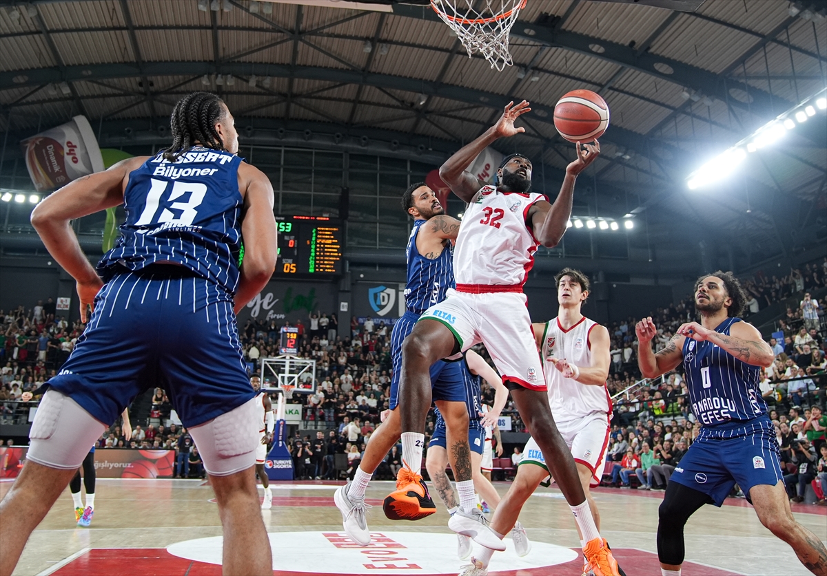 Anadolu Efes, İzmir'de Karşıyaka'yı Mağlup Ederek Yükselişini Sürdürdü