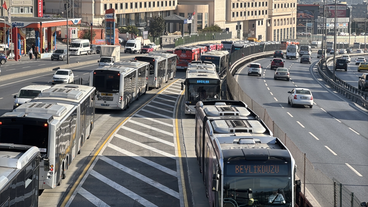 Küçükçekmece'de Metrobüs Kazası Yolcuları Şoke Etti