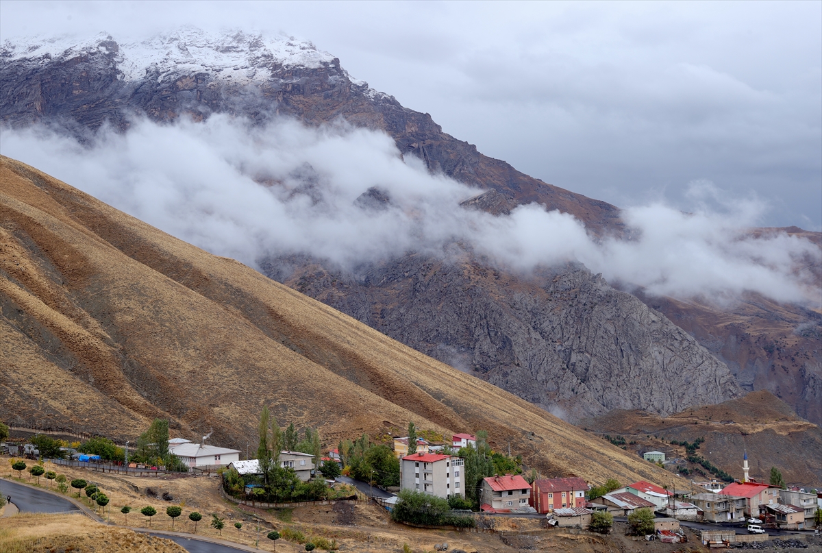 Hakkari'de kar yağışı yolları kapattı 