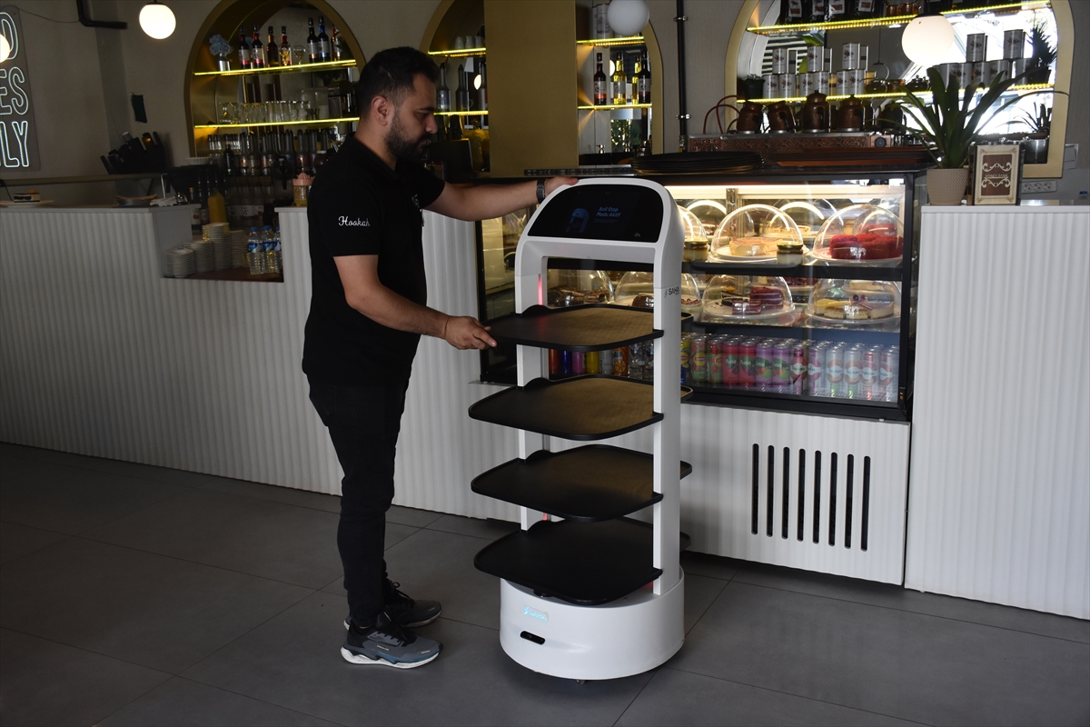 Gümüşhane'de Robot Garson "Garson Abla" ile Yenilikçi Kafe Deneyimi