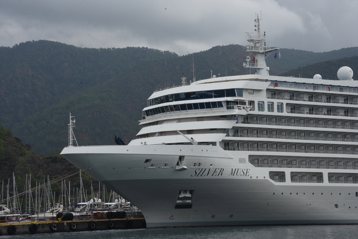 Marmaris'te Turist Akını: 'Silver Muse' Limana Demir Attı