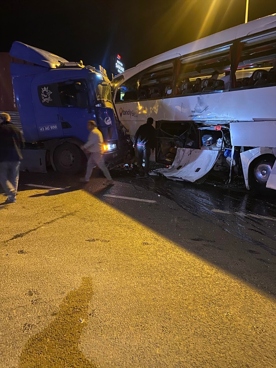 Bilecik'te Feci Kaza: Tur Otobüsü ile Tır Çarpıştı