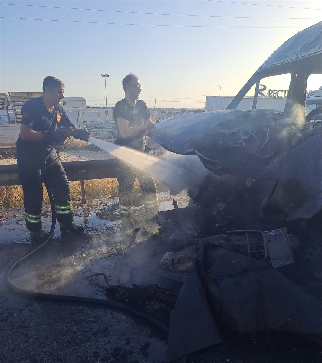 Adana'da İşçi Servisinin Çarptığı Motorcu Hayatını Kaybetti