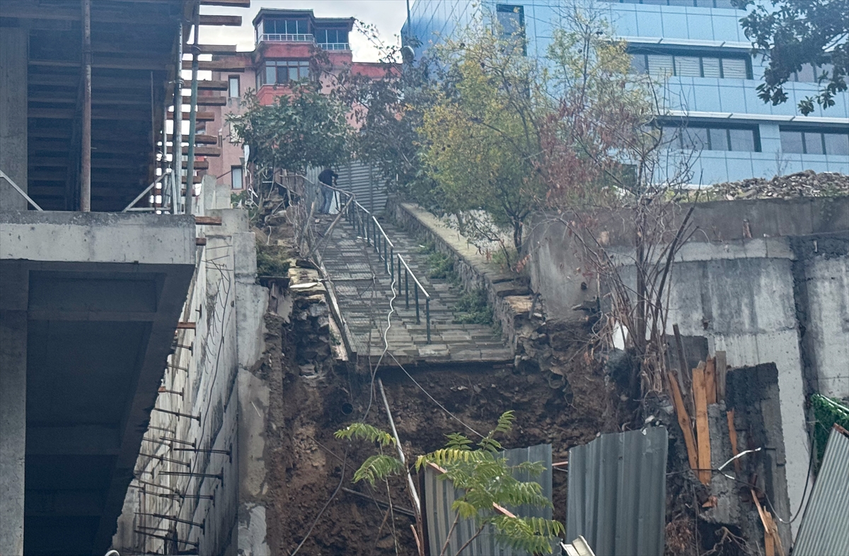 Beşiktaş'ta İstinat Duvarı Çöktü: İnşaatta Tehlike Büyük