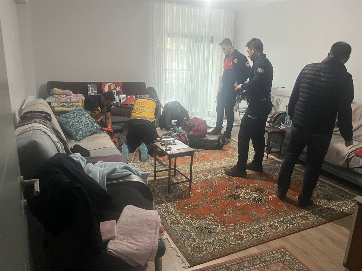 Çorum'da İnanılmaz Kurtarma Operasyonu: Kalp Krizi Geçiren Adamı Pencereden Giren Sağlık Ekibi Hayata Döndürdü