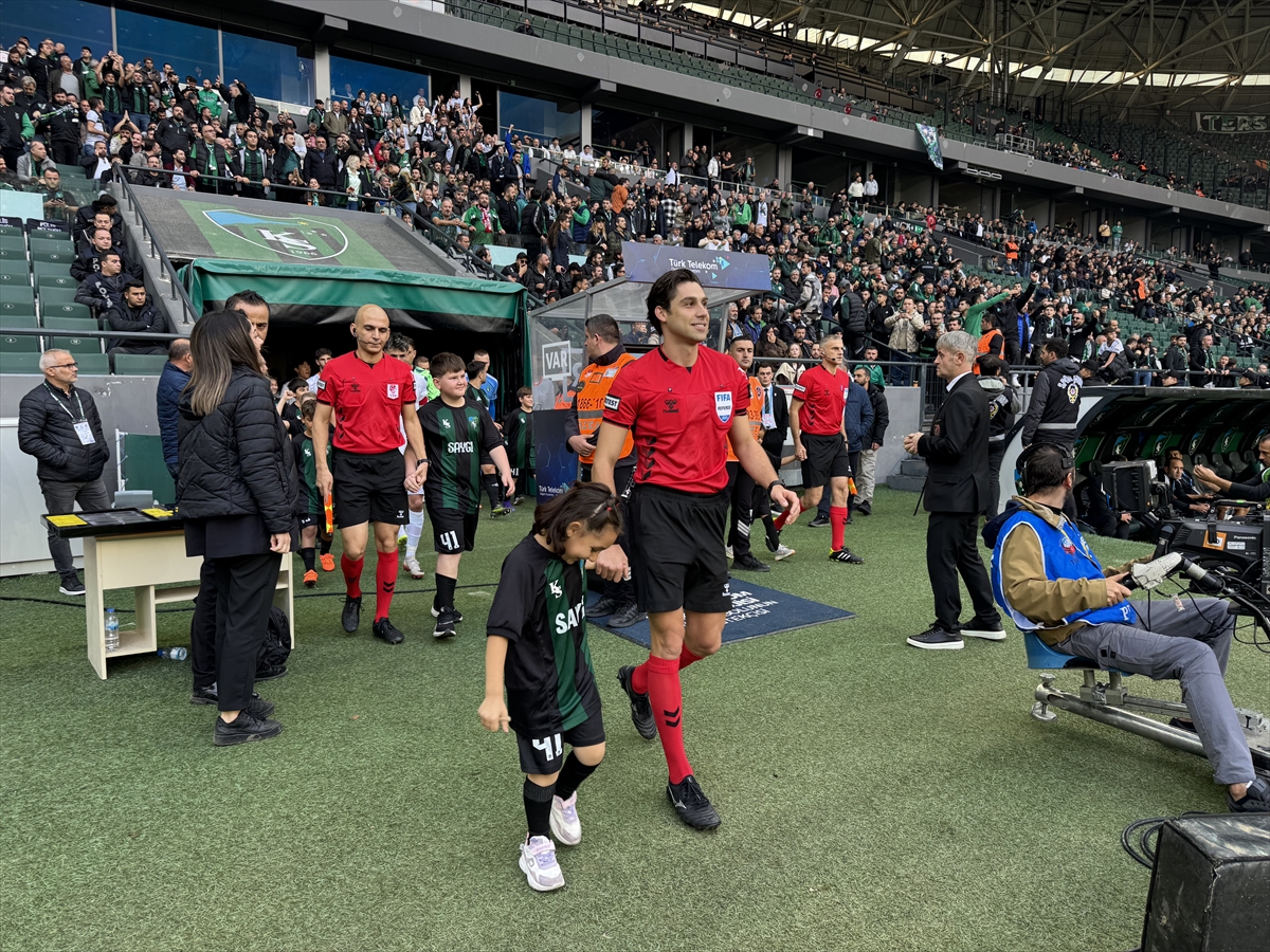 Süper Lig'de Kocaelispor ve Alanyaspor Maçının İlk Yarısı Nefes Kesti