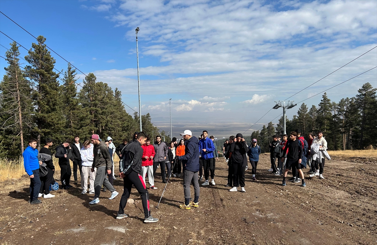 Kars'ta Üniversitelilerden Doğaya Destek: Kayak Pistleri İçin Temizlik Seferberliği