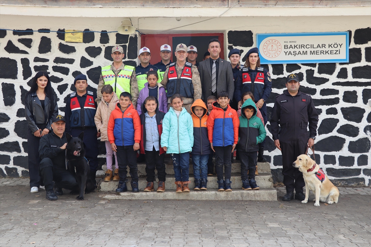 Muş'ta Jandarmadan Köy Okuluna Anlamlı Yardım Eli