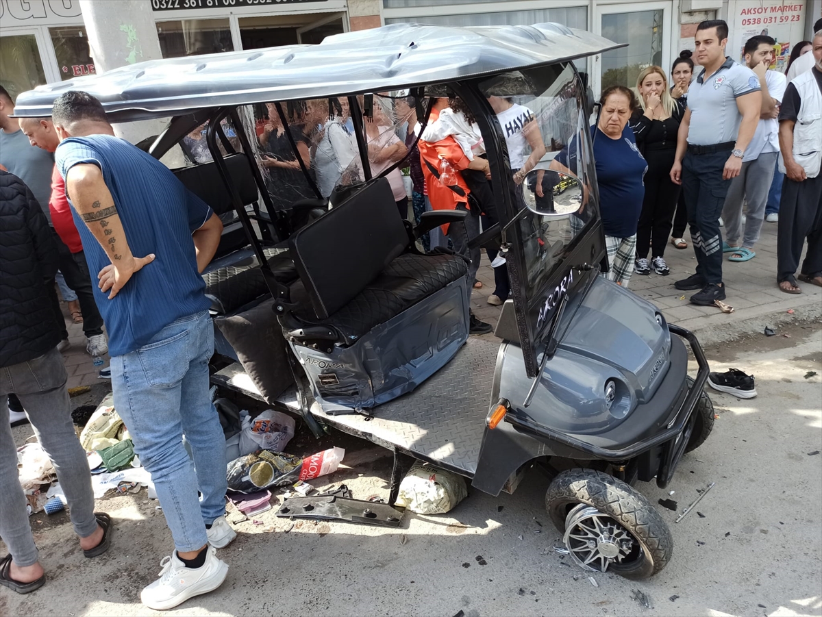 Adana'da Çarpışan Golf Araçları Ortada! Üç Kişi Yaralandı