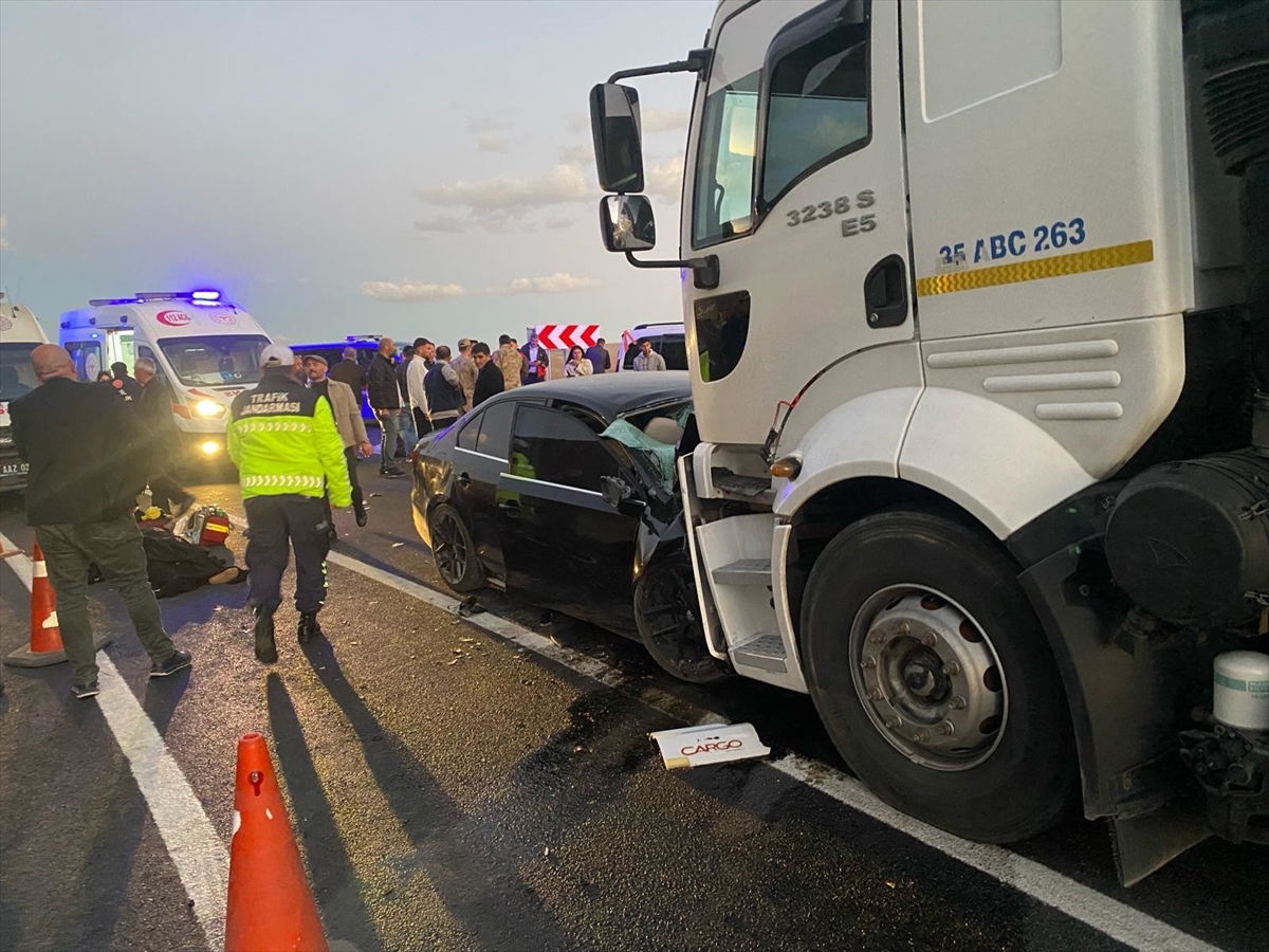 Van'da Feci Kaza: Tanker ile Otomobil Çarpıştı