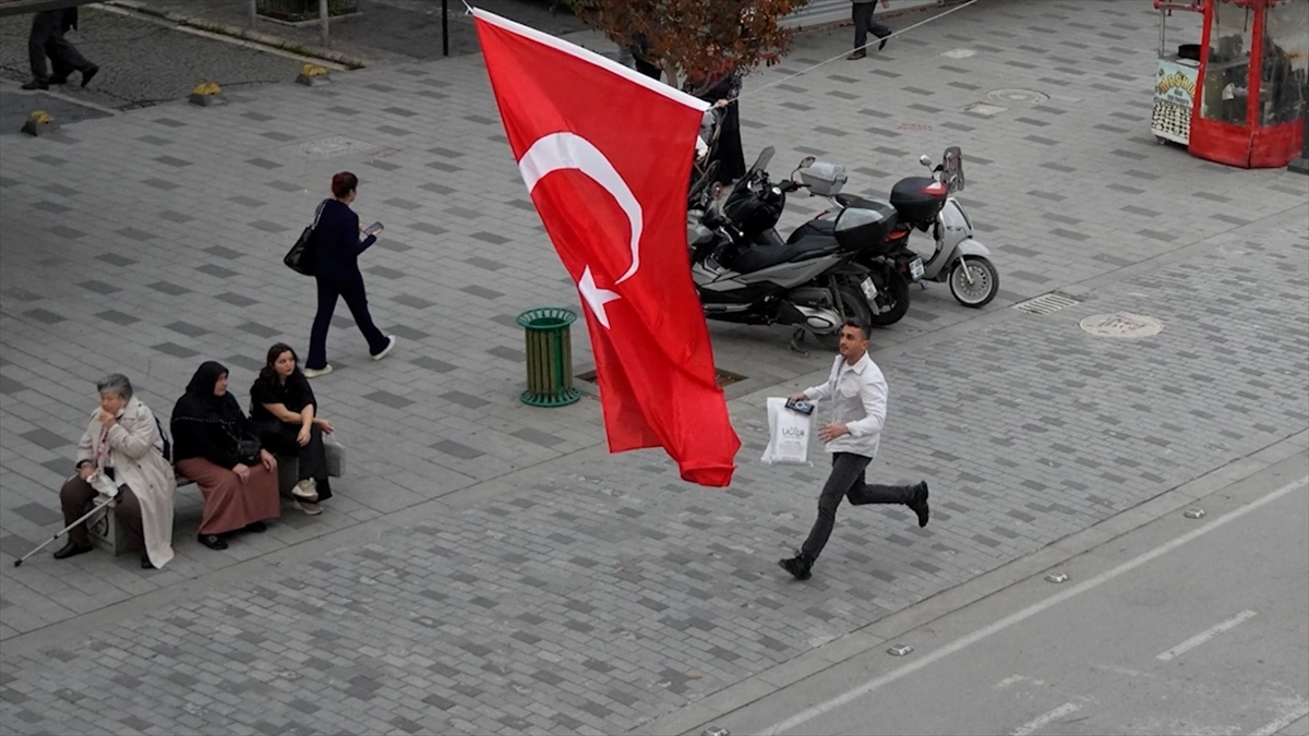 Düzce'deki sosyal deneyin sonucu: Vatandaşlarımızın bayrak sevgisi göz doldurdu