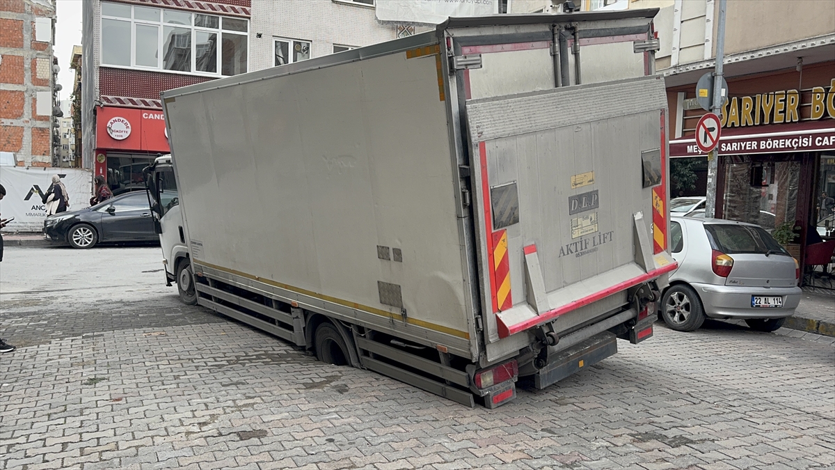 İstanbul Güngören'de Kamyon Yol Çökmesi Nedeniyle Mahsur Kaldı