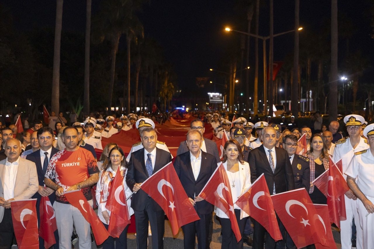 Mersin'de Cumhuriyet Coşkusuna Renk Katan Dev Türk Bayrağı Yürüyüşü