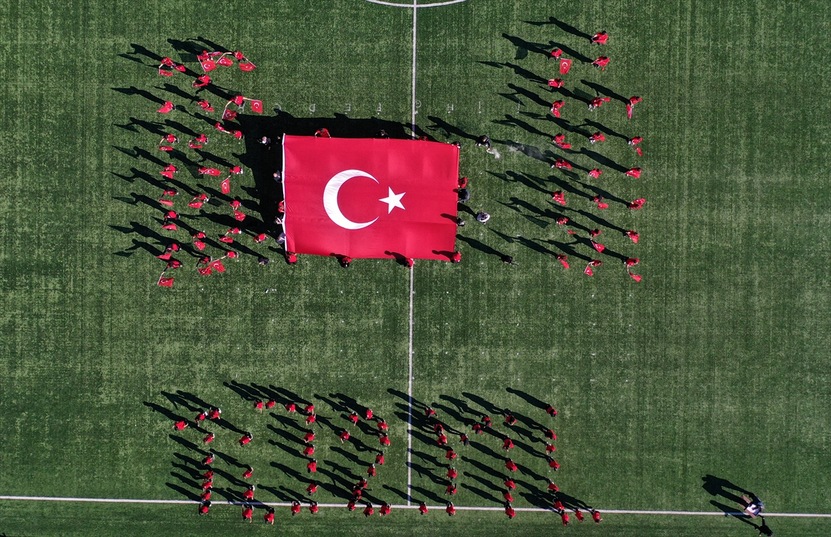 Depremin Gölgesindeki Sındırgı'da 29 Ekim Coşkusu