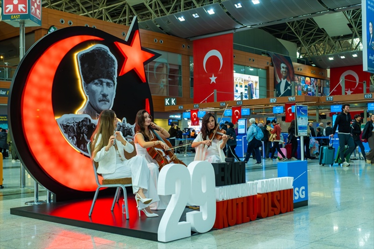 Sabiha Gökçen Havalimanı'nda Cumhuriyet Coşkusu Yaşandı