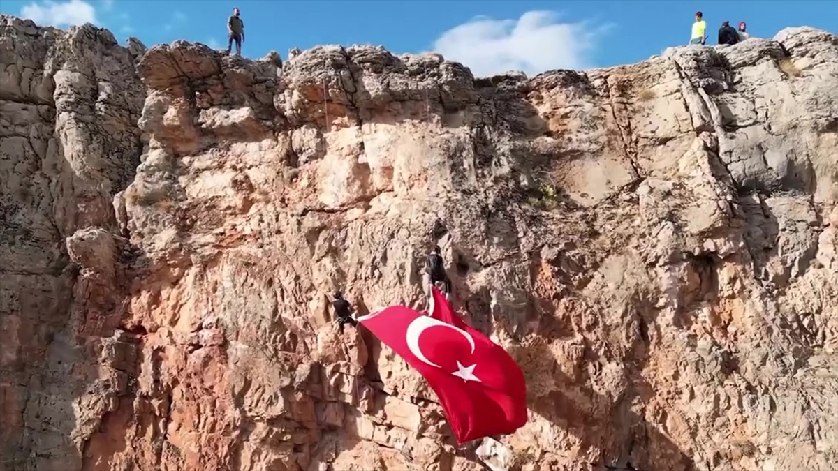 Elazığ'da Dağcılıkta Unutulmaz An: Dev Türk Bayrağıyla Zirve