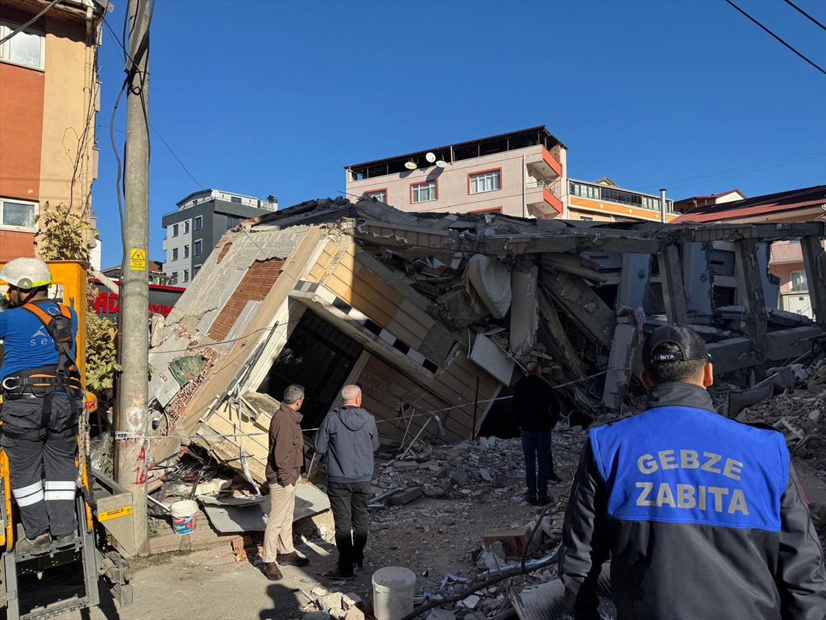 Kocaeli'de Dram Sonrası Enkaz Üzerinde İnceleme
