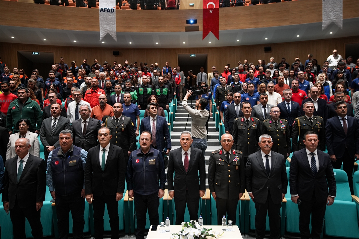 İzmir'de Anma Töreni ve Deprem Sonrası Çarpıcı Gelişmeler