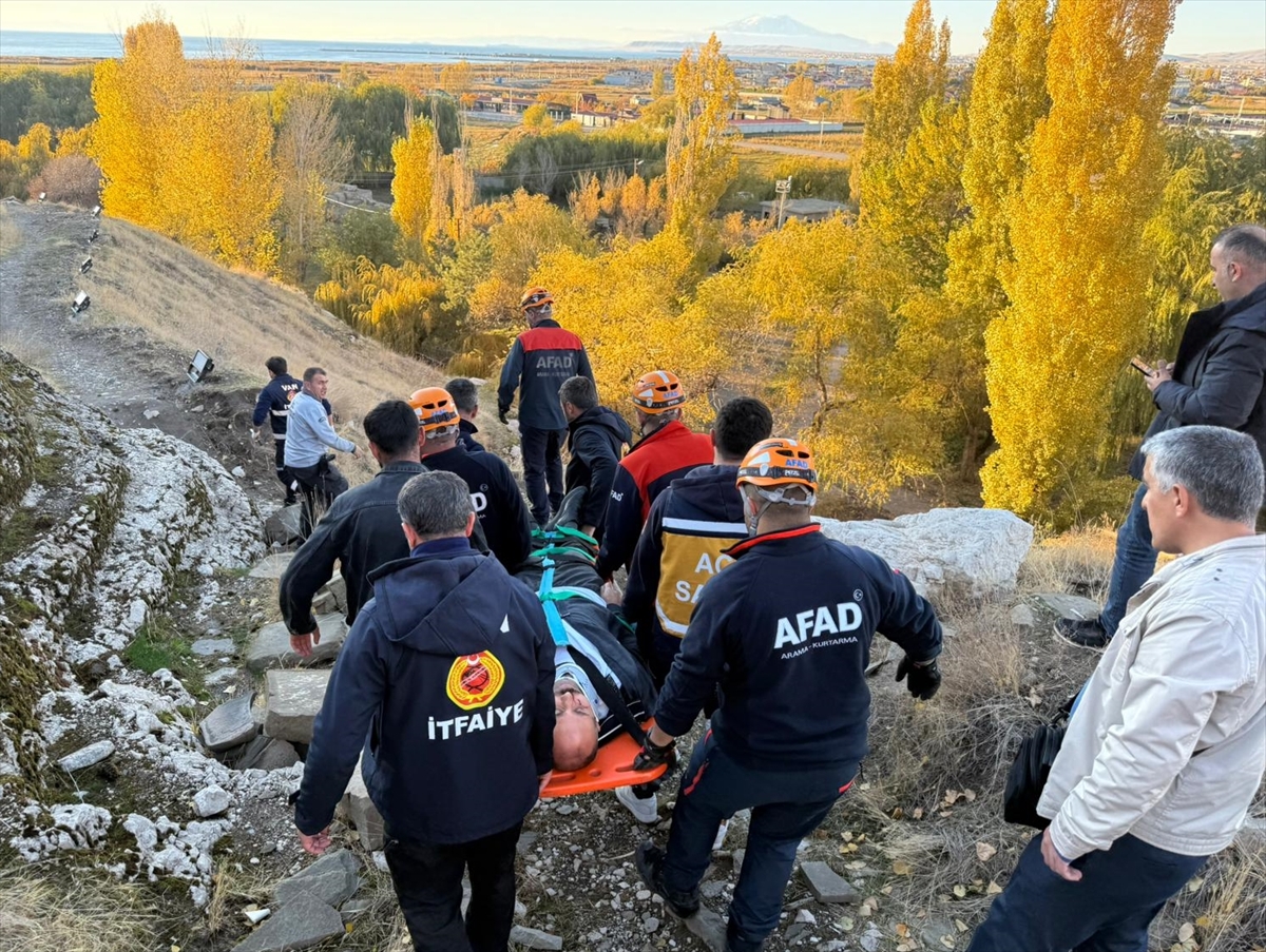 Van Kalesi'nde Macera Arayan Gezgin İçin Tehlike Çanları Çaldı