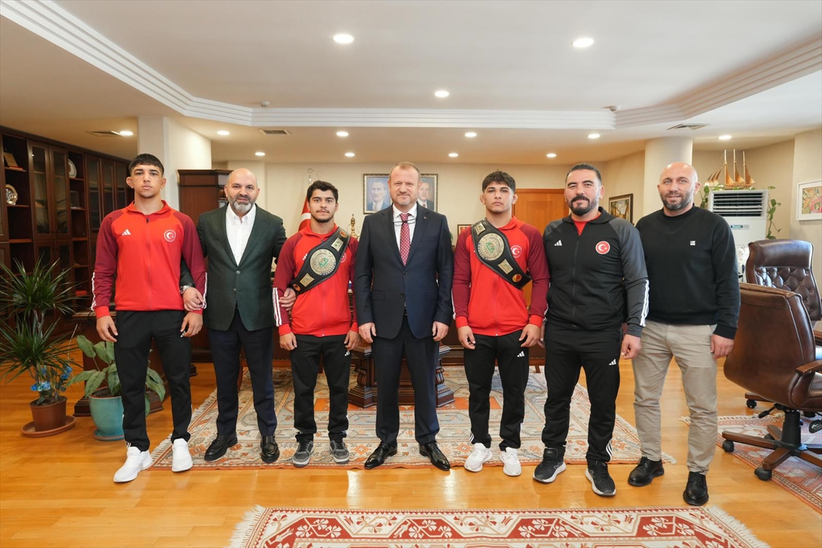 Dünya şampiyonu güreşçilerden RTÜK'e önemli ziyaret