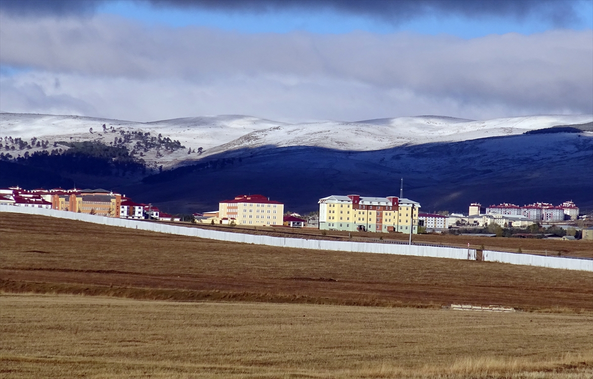 Kars'ta Soğuk Hava Her Yeri Beyaz Örtüyle Kapladı