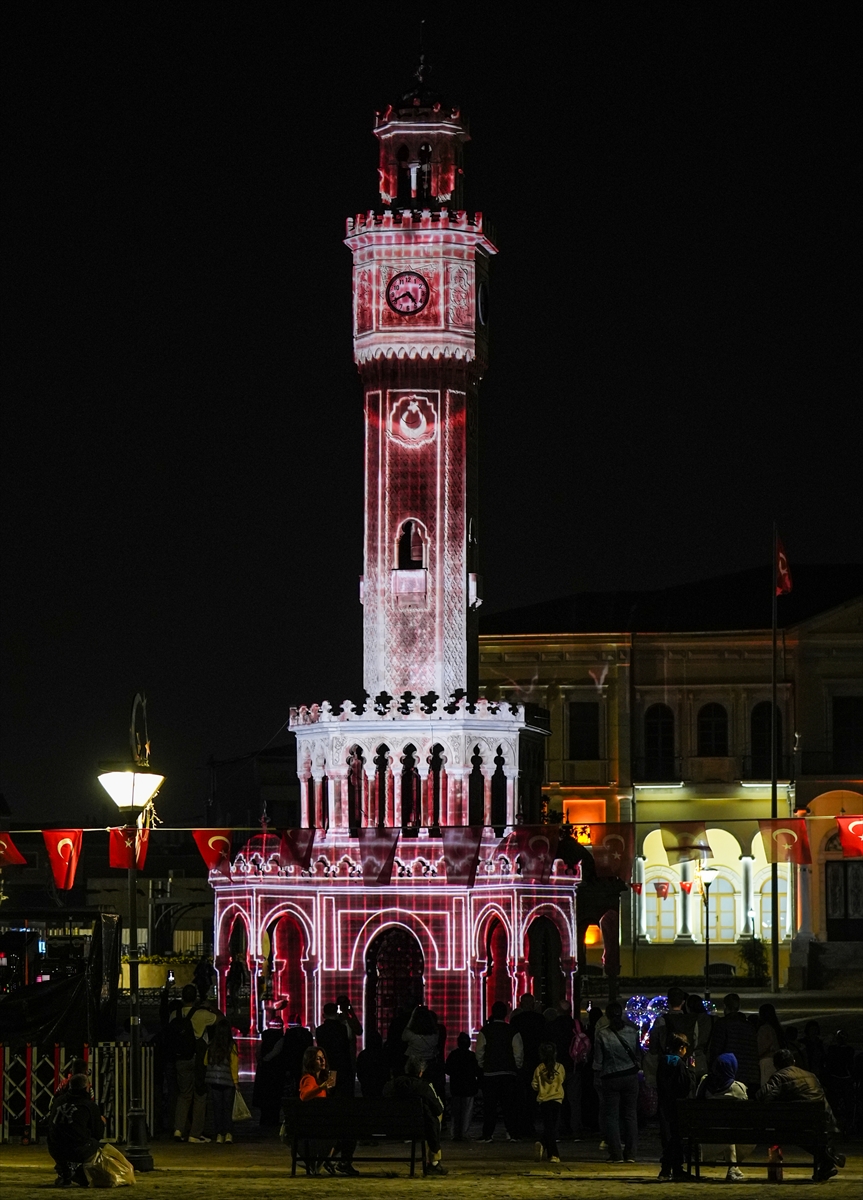 İzmir Saat Kulesi Işıklı Gösterisiyle Büyülüyor