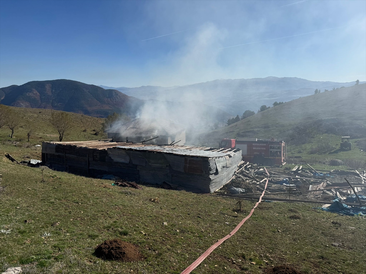 Sivas'ta Yangın Alarmı Yayla Evini Küller İçinde Bıraktı