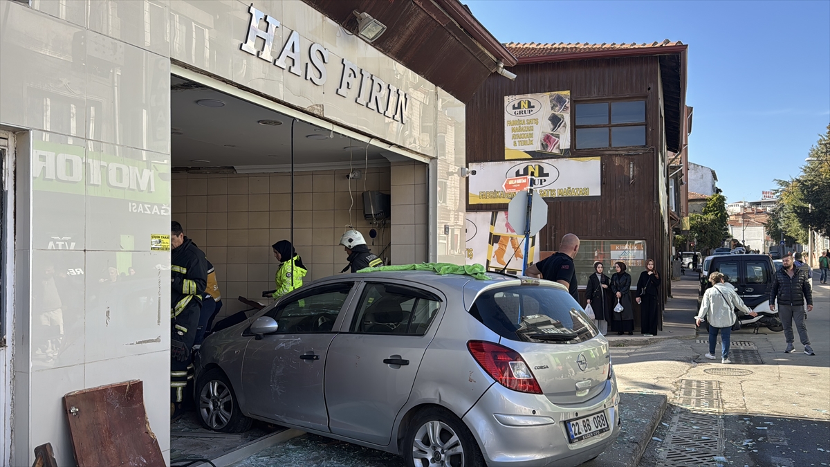 Edirne'de şok kaza otomobil ekmek fırınına daldı
