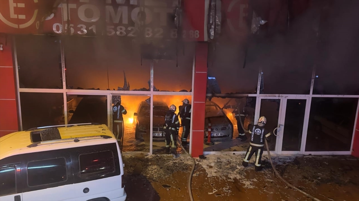 Denizli'de Gece Yarısı Oto Galeride Korkutan Yangın