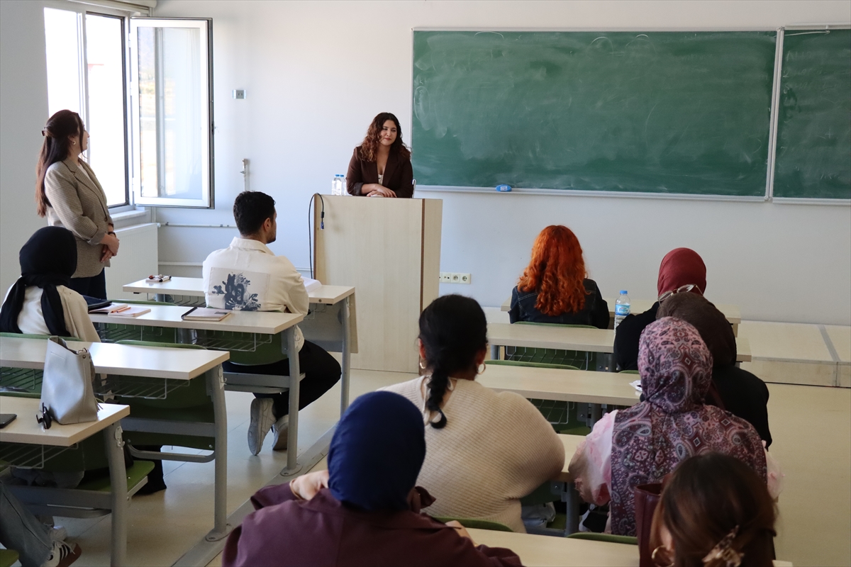 Erzincan'da Üniversite Mezunları Öğrencilerle Deneyimlerini Paylaştı