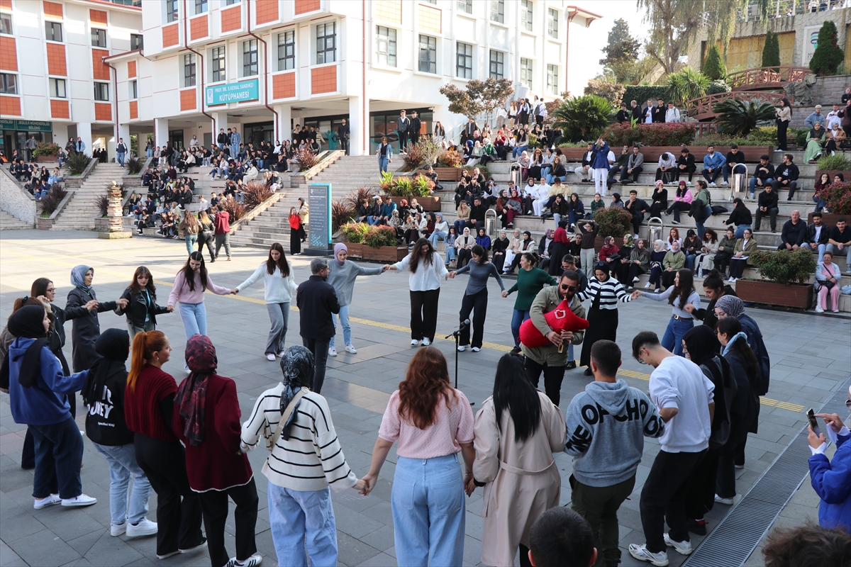 Rize'de Tulum Coşkusu: Öğrenciler Sınav Öncesi Horonla Stres Attı