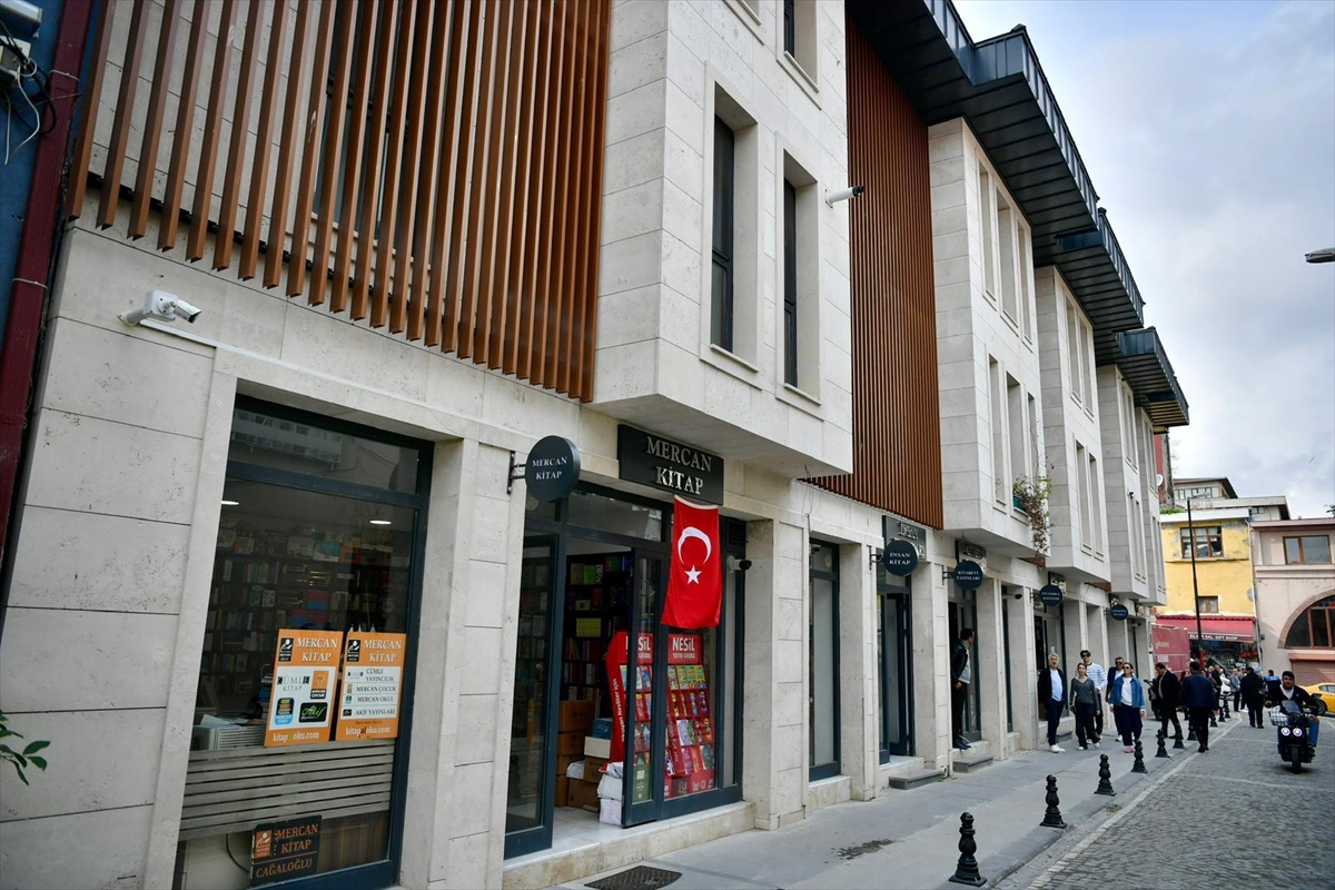Cağaloğlu Kitapçılar Sokağı Yeniden Hayatı Renklendiriyor