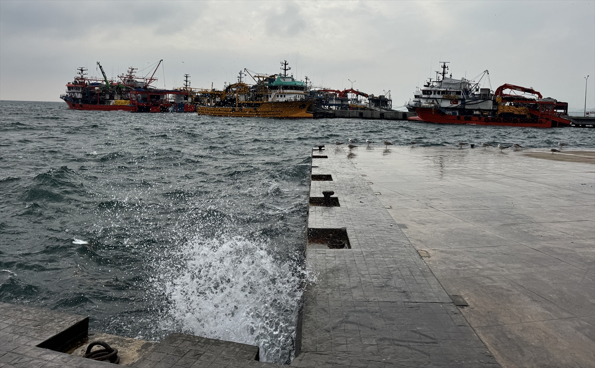 Karadeniz'de Balıkçılar Fırtınayla Mücadele Ediyor