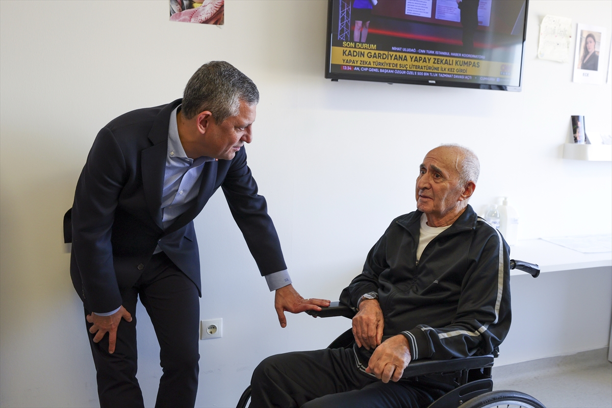 CHP Lideri Özgür Özel'den Hikmet Çetin'e Sürpriz Hastane Ziyareti