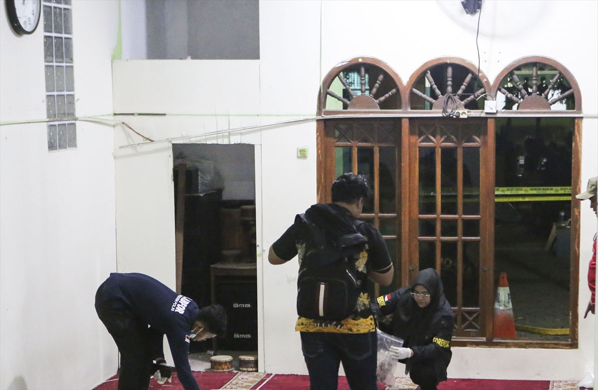 Cakarta'daki Cuma Namazı Sırasında Korkutan Patlamalar