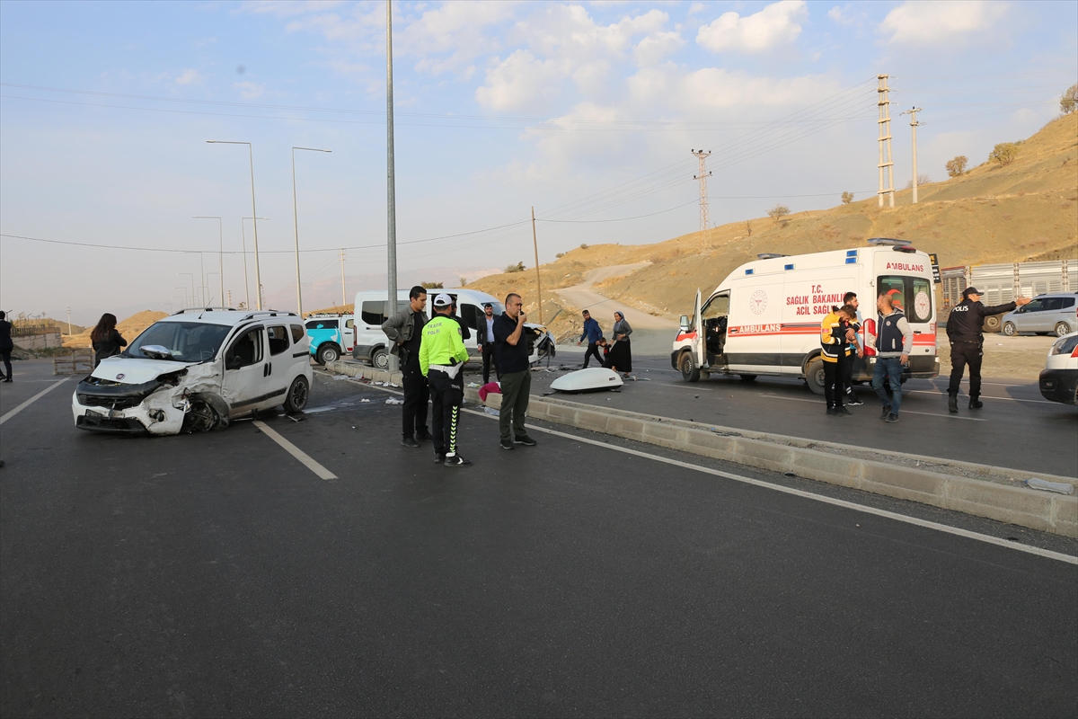 Şırnak'ta Korkutan Kaza: Minibüs ve Ticari Araç Çarpıştı, 19 Yaralı
