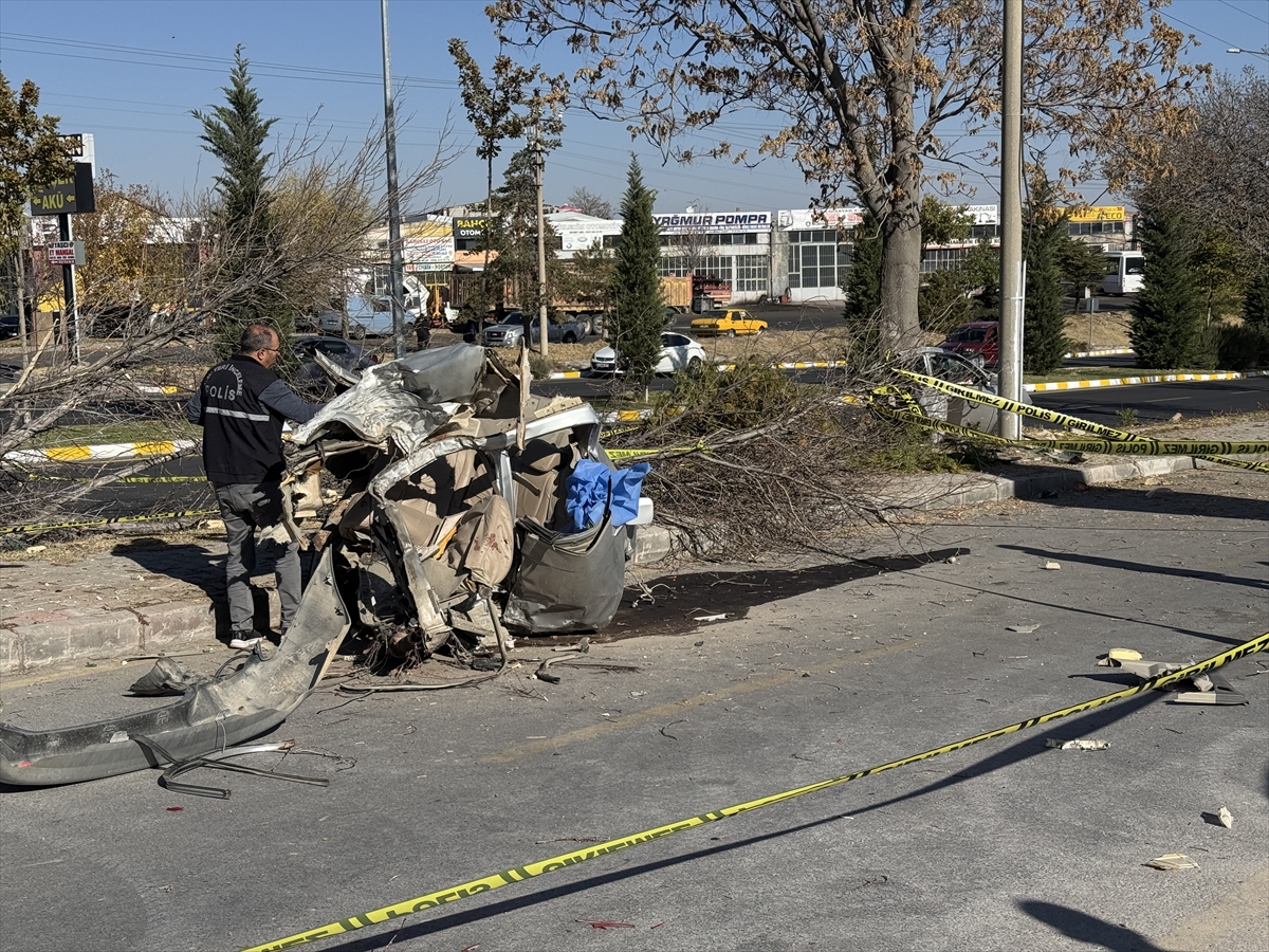 Nevşehir'de Feci Kaza: Gençlerin Aracı Ağaca Çarptı