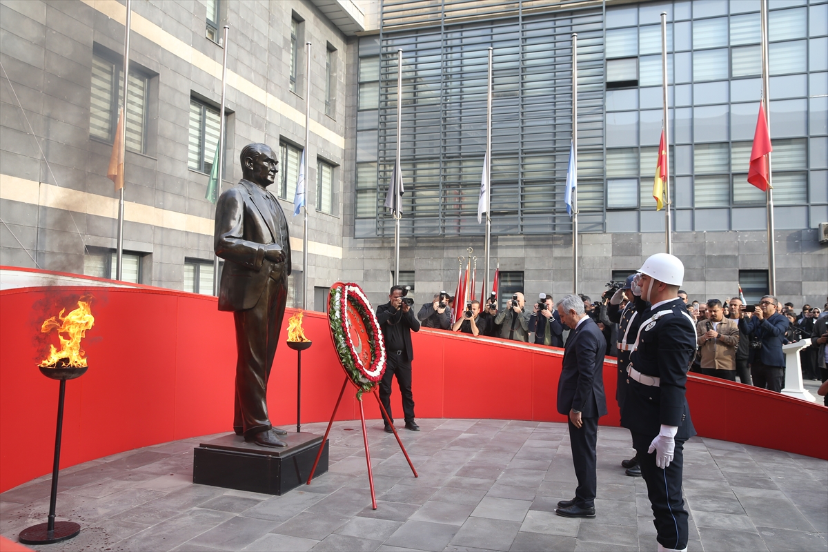 Türkiye Ata'sını Özlemle Yâd Ediyor