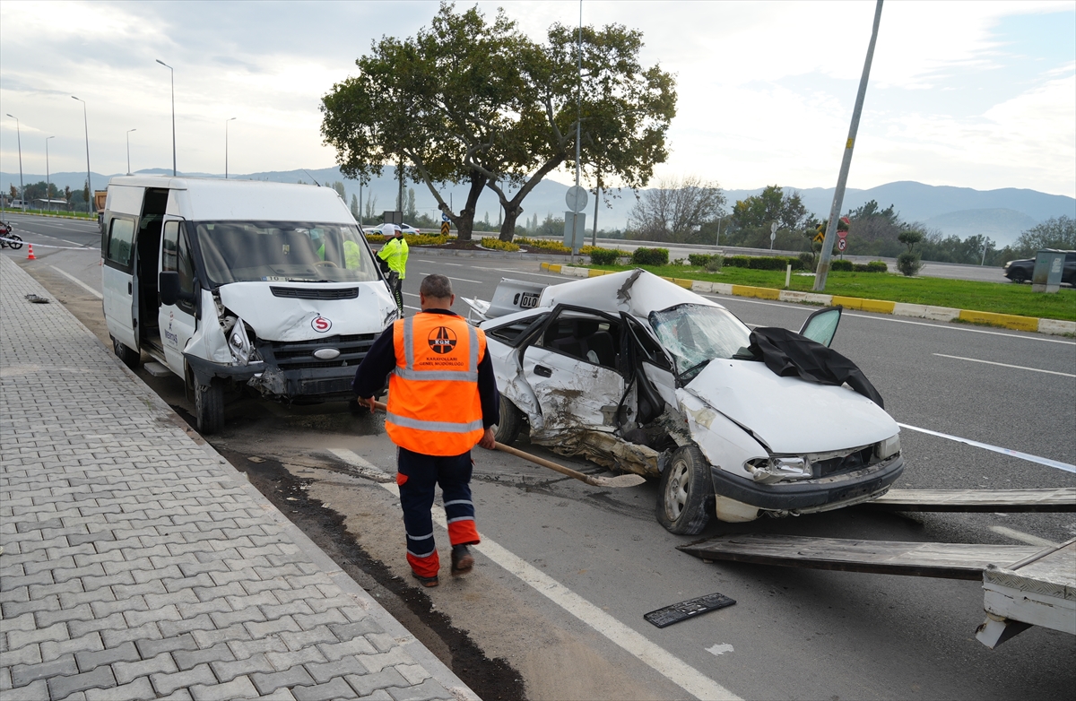 Balıkesir'de Korkutan Kaza: İşçi Servisi Otomobille Çarpıştı