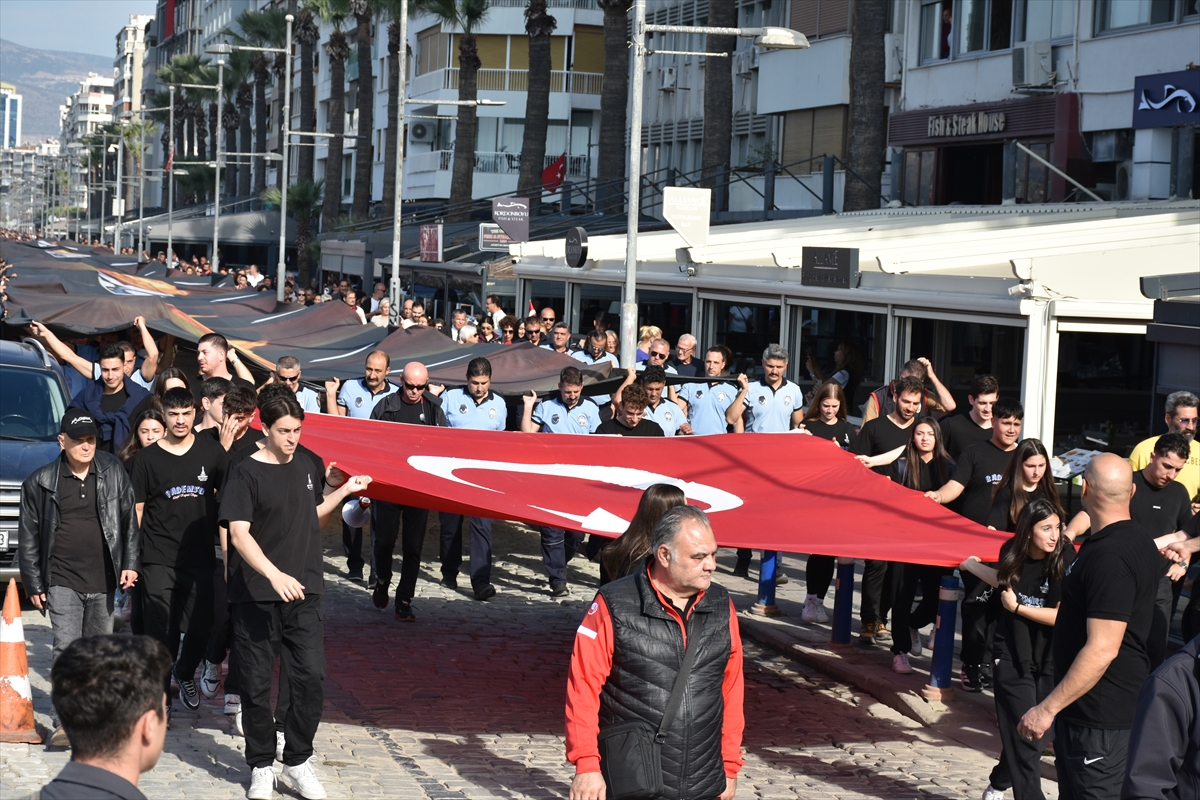İzmir'de Ata'ya Saygı Yürüyüşü Düzenlendi: Devasa Atatürk Posteri İlgi Çekti